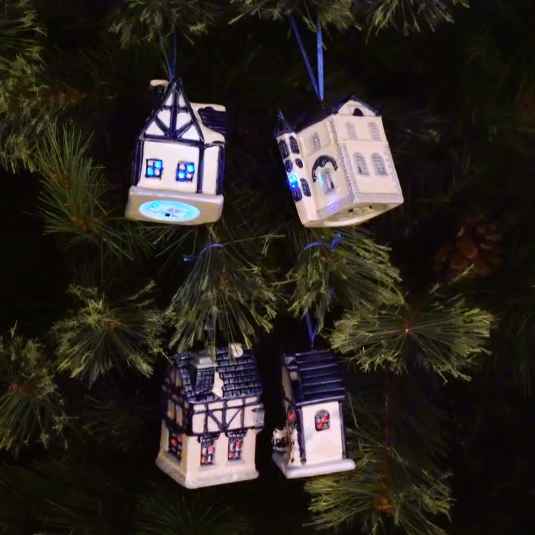 Набор из четырёх ёлочных игрушек с LED лампочками Зимние домики Set Of 4 Xmas Blue Led Houses 8 cm