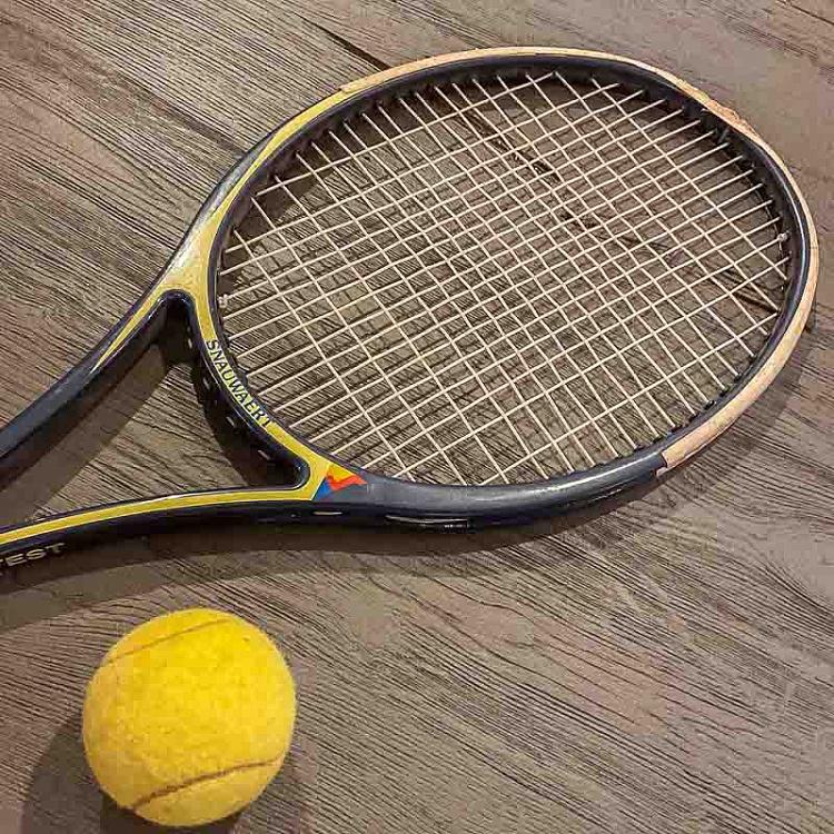 Винтажная теннисная ракетка и мяч 13 Vintage Tennis Racket And Ball 13