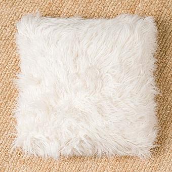 Декоративная подушка Alaska Square Cushion Medium искусственный мех Big Bear Grey - ракурс 2