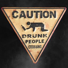Plaque Metal Facon Panneau D'Avertissement Triangle Caution Drunk People Crossing Fond Jaune