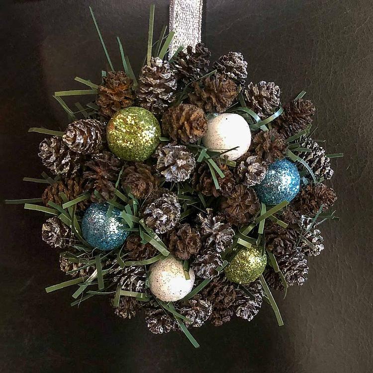 Новогодний венок с шишками и перламутровыми шарами 9, XS Wreath Bagel 9 Extra Small