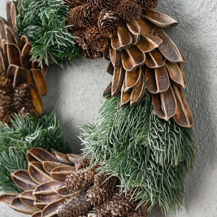 Заснеженный венок с сосновыми шишками и ракушками Frost Pinecone Wreath Brown Green 34 cm