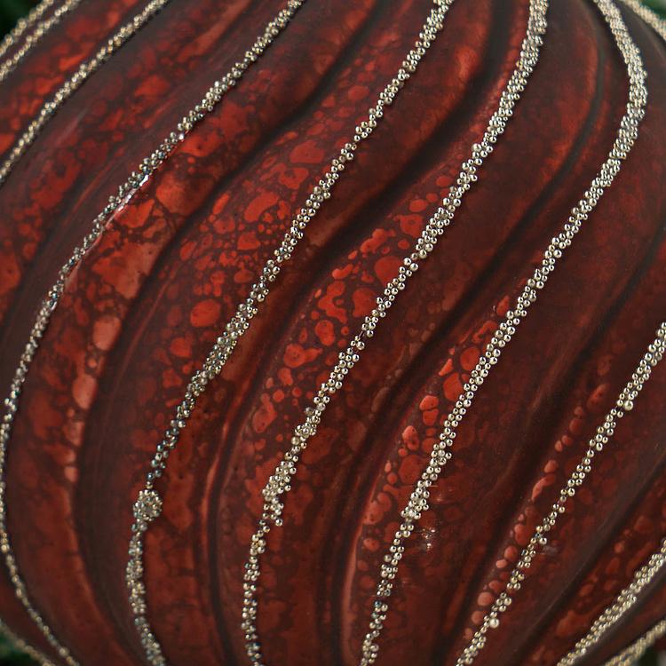 Ёлочная игрушка Бордовый шар с волнистыми полосками Wavy Stripes Ball Burgundy 10 cm
