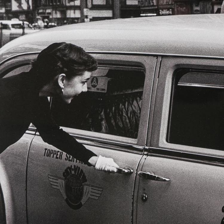 Фото-принт в чёрной раме Одри Хэпбёрн берёт такси Audrey Hepburn Taxi, Studio Frame