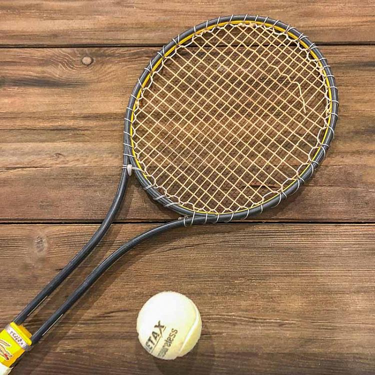 Винтажная теннисная ракетка и мяч 1 Vintage Tennis Racket And Ball 1