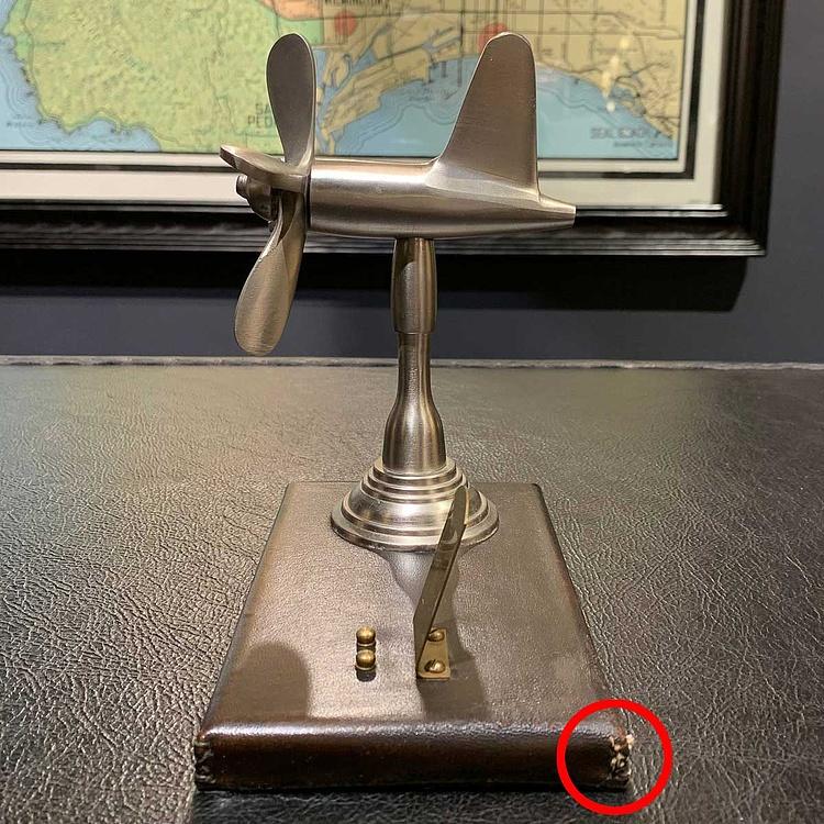 Настольные часы с пропеллером на подставке дисконт2 Propeller Desk Clock On Leather Stand discount2