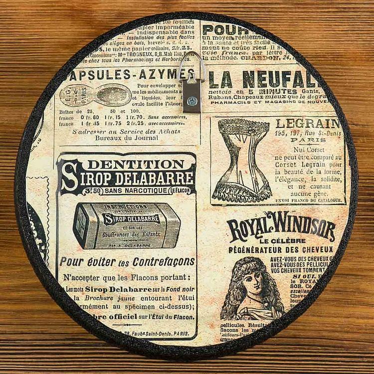 Картина в круглой раме Мышка с зелёным бантом Green Bow Mouse Painting In Round Frame