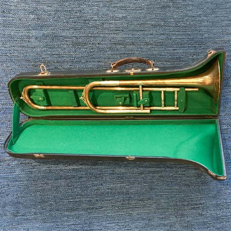 Винтажный тромбон в чехле 1 Vintage Trombone In Case 1