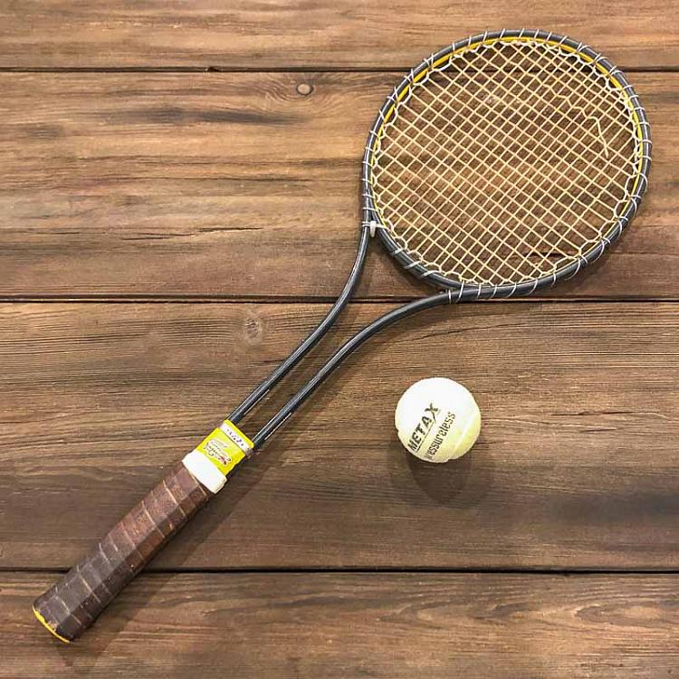 Винтажная теннисная ракетка и мяч 1 Vintage Tennis Racket And Ball 1