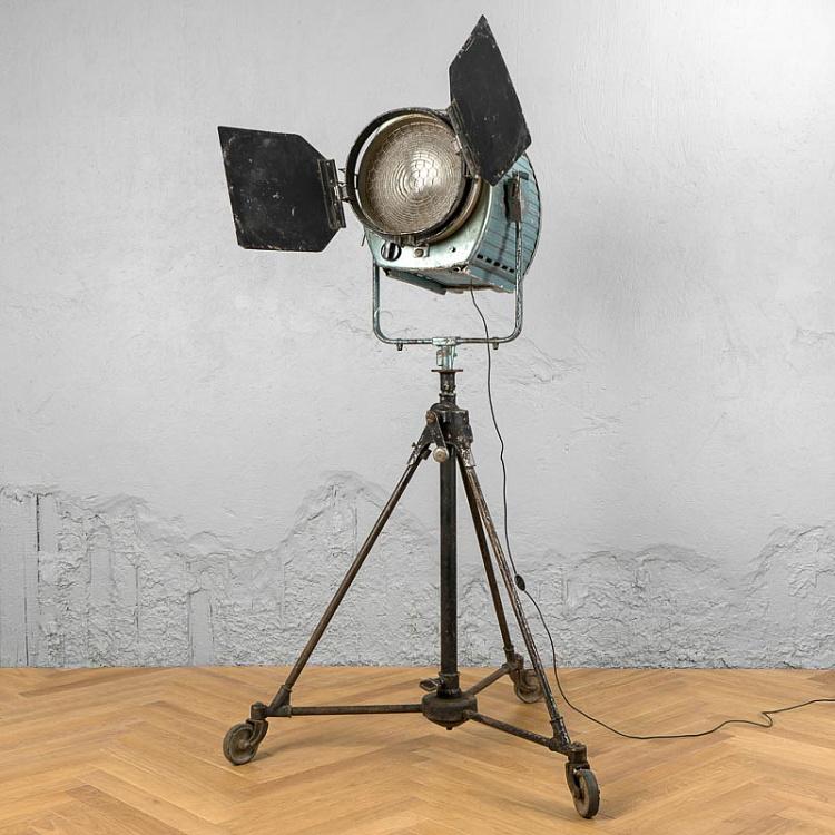 Винтажный прожектор на треноге Заря-5000  Vintage Spotlight On Tripod