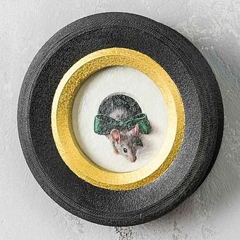 Green Bow Mouse Painting In Round Frame