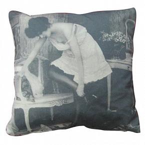 Emelie's Boudoir With Bench Cushion Medium