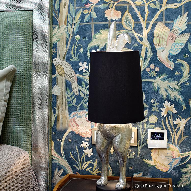 Настольная лампа Робкий кролик с чёрным абажуром Table Lamp Hiding Bunny Black