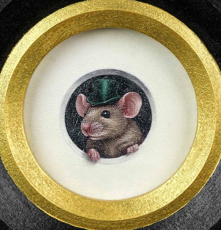 Картина в круглой раме Мышка в зелёном цилиндре Green Hat Mouse Painting In Round Frame
