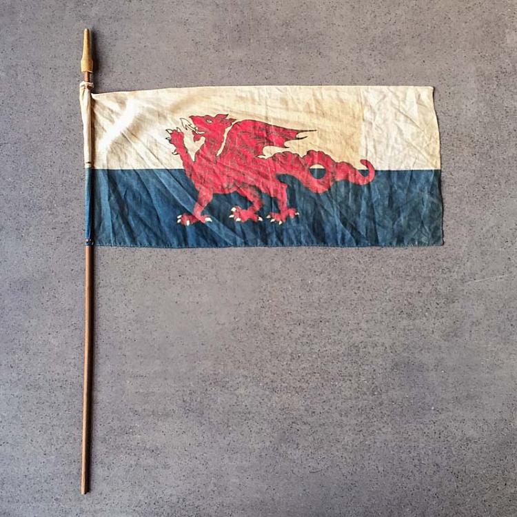 Самый древний флаг. Старинные флаги. Древние флаги. Деникинский флаг. Стяги княжеств.