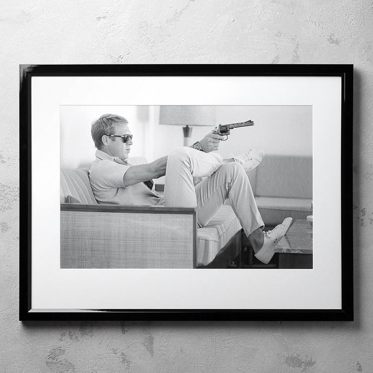 Фото-принт в чёрной раме Стив Маккуин с револьвером  Steve McQueen Take Aim, Studio Frame