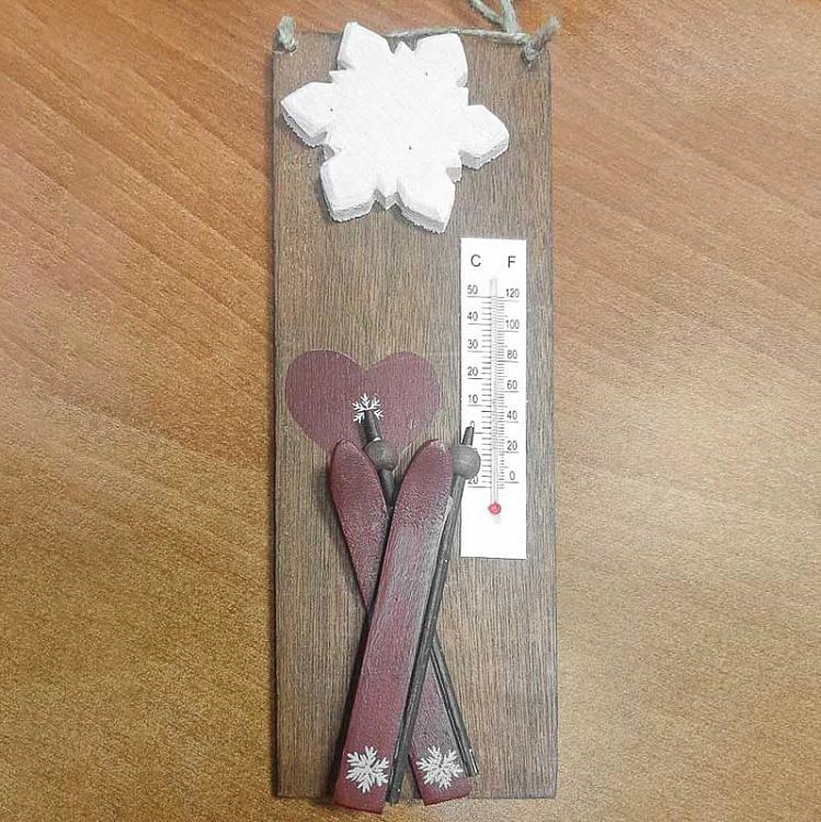 Настенный деревянный термометр с лыжами и снежинками дисконт4 Wooden Thermometer With Ski And Snowflakes 24 cm discount4