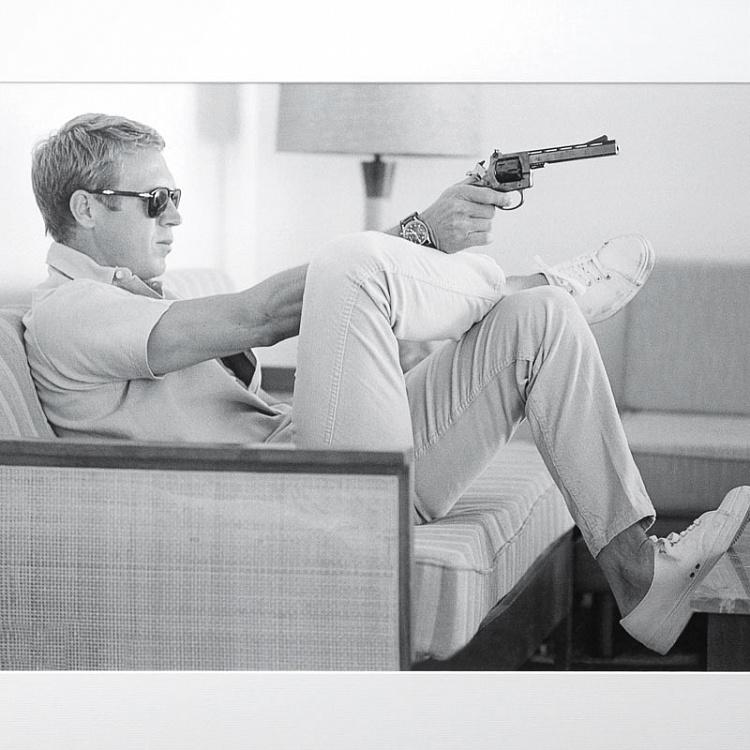 Фото-принт в чёрной раме Стив Маккуин с револьвером  Steve McQueen Take Aim, Studio Frame