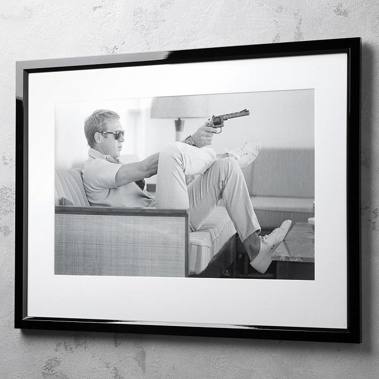 Фото-принт в чёрной раме Стив Маккуин с револьвером  Steve McQueen Take Aim, Studio Frame