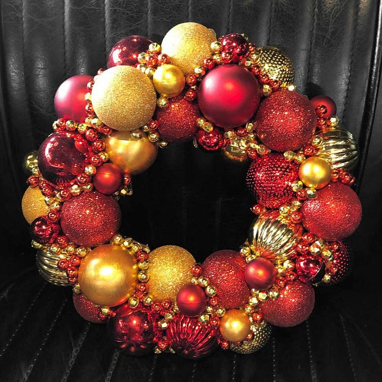 Венок с красными и золотыми шарами Wreath With Balls 27,5 cm