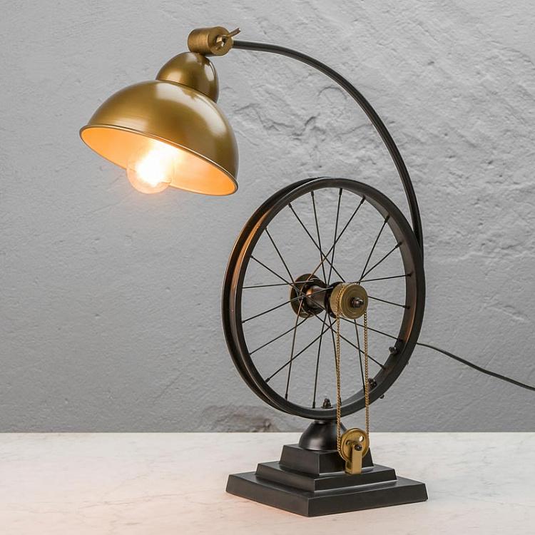 Настольная лампа с латунным абажуром Велосипед Velocipede Desk Lamp With Brass Shade