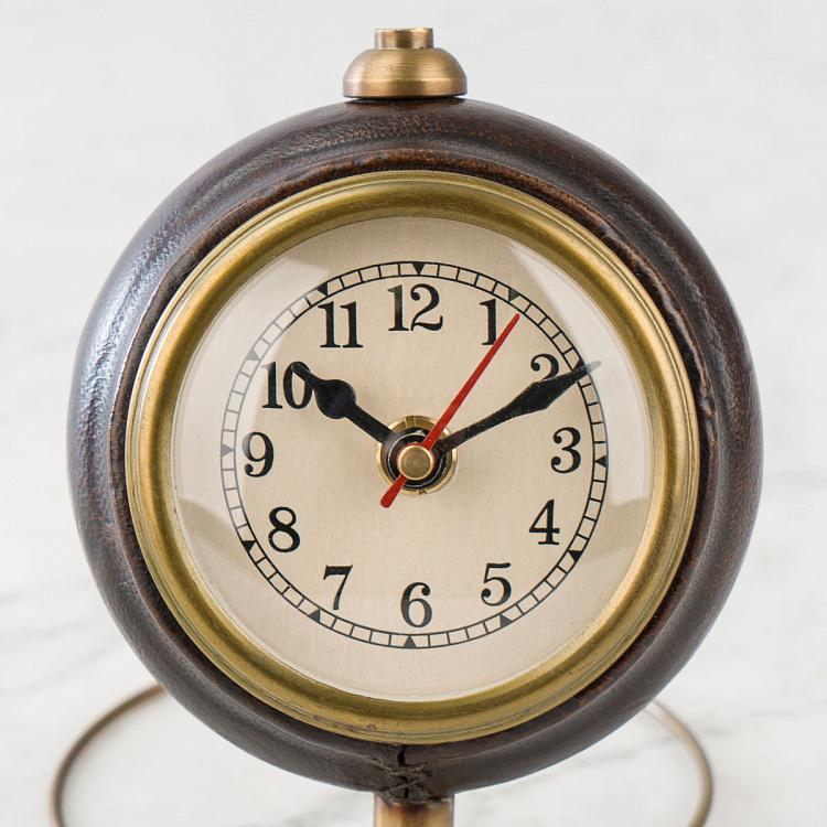 Настольные часы круглые в кожаной отделке Round Leather Clock On Brass Stand