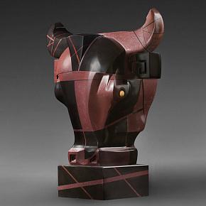 Скульптура Colossal Bull Head