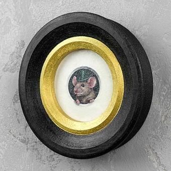 Green Hat Mouse Painting In Round Frame