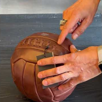 Кожаный мяч 1954 на деревянной подставке, тёмно-коричневая кожа Match Ball 1954 With Stand, Dark Brown