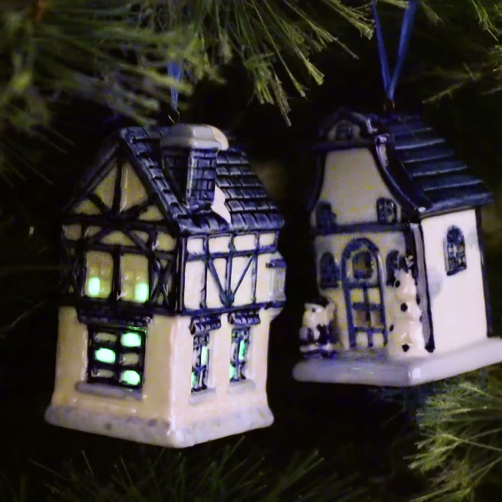 Набор из четырёх ёлочных игрушек с LED лампочками Зимние домики Set Of 4 Xmas Blue Led Houses 8 cm