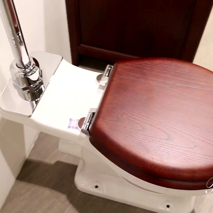 Унитаз с высоким бачком и сиденьем из орехового дерева High Level WC With Wooden Walnut Seat