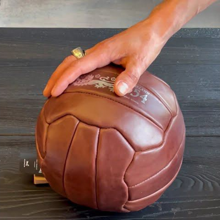 Кожаный мяч 1954 на деревянной подставке Match Ball 1954 With Stand