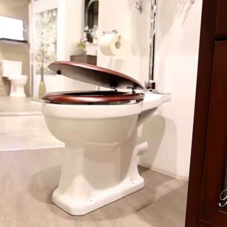 Унитаз с высоким бачком и стульчаком High Level WC With Wooden Seat