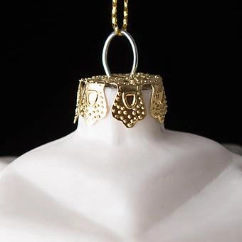 Набор из 2-х ёлочных игрушек Set Of 2 Glass Pyramid Balls Cream/Gold 9 cm - ракурс 4