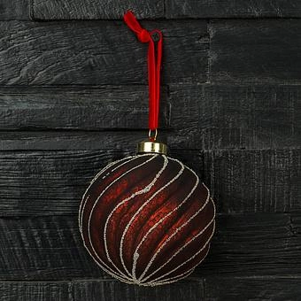 Ёлочная игрушка Wavy Stripes Ball Burgundy 10 cm - ракурс 5