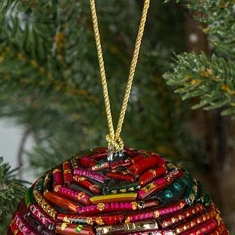 Ёлочная игрушка Multi-Colored Beads Ball Red 7 cm - ракурс 2