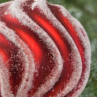 Ёлочная игрушка White Wavy Lines Ball Red 10 cm - ракурс 3