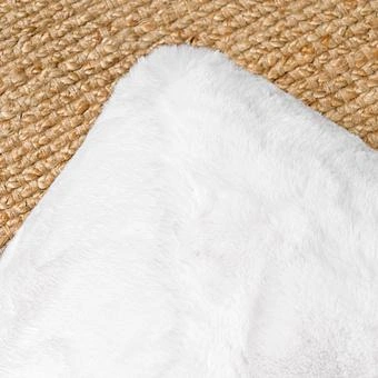 Декоративная подушка Alaska Square Cushion Medium искусственный мех Big Bear White - ракурс 3