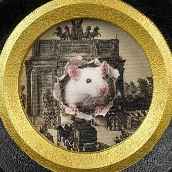 Картина White Mouse Painting In Round Frame - ракурс 3