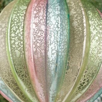 Ёлочная игрушка Strip Aged Ball In Pastel Colors 10 cm - ракурс 3