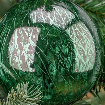 Набор из 3-х ёлочных игрушек Set Of 3 Glass Metal Scratched Balls Green 10 cm - ракурс 3