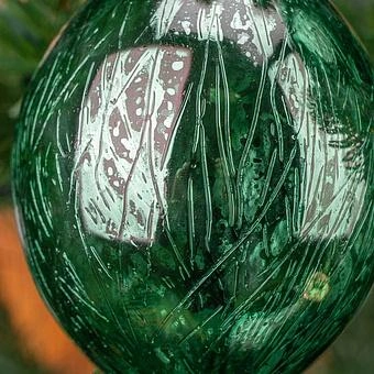 Набор из 3-х ёлочных игрушек Set Of 3 Glass Metal Scratched Balls Green 10 cm - ракурс 6