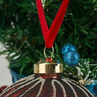Ёлочная игрушка Wavy Stripes Ball Burgundy 10 cm - ракурс 2