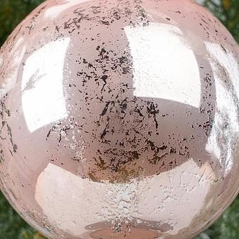 Ёлочная игрушка Vintage Ball Aged Silver Pink 10 cm - ракурс 3