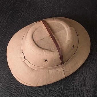 Винтажный головной убор Vintage Antique British Helmet From India - ракурс 6
