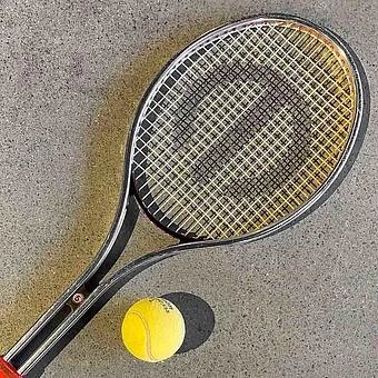 Винтажная теннисная ракетка и мяч Vintage Tennis Racket And Ball 20 - ракурс 3
