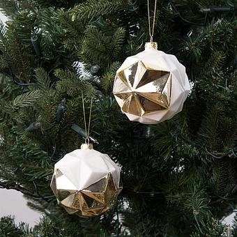 Набор из 2-х ёлочных игрушек Set Of 2 Glass Pyramid Balls Cream/Gold 9 cm - ракурс 6