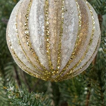 Ёлочная игрушка Striped Ball Creamy Beige 8 cm - ракурс 4