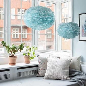 Подвесной светильник Eos Hanging Lamp With White Cord Medium перья Light Blue Feathers - ракурс 2