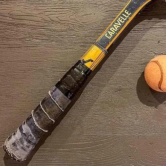 Винтажная теннисная ракетка и мяч Vintage Tennis Racket And Ball 3 - ракурс 3